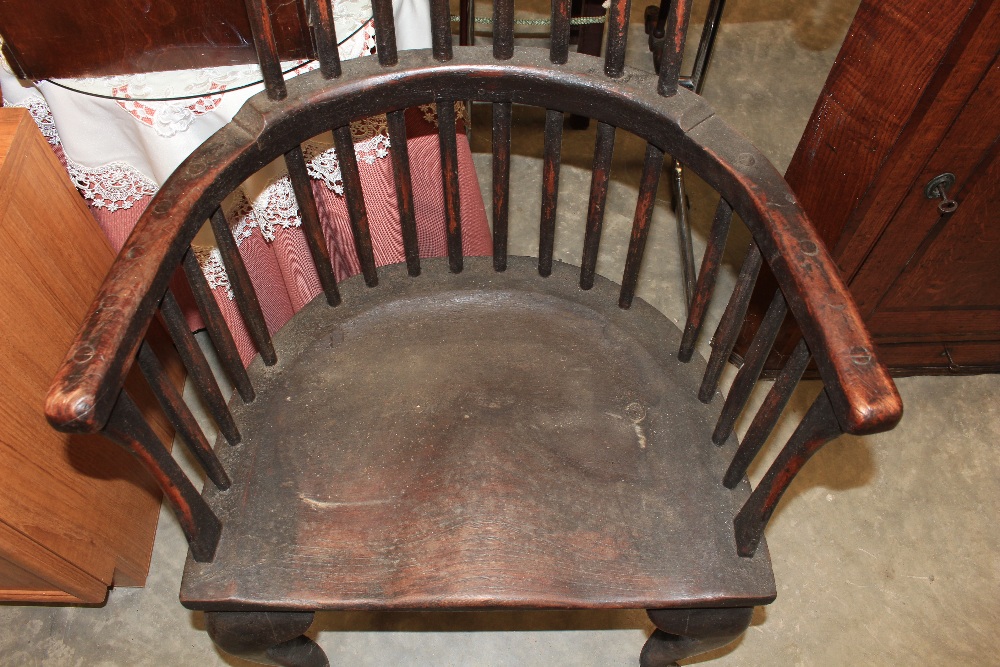 An antique comb back Windsor chair on cabriole legs - Image 3 of 9