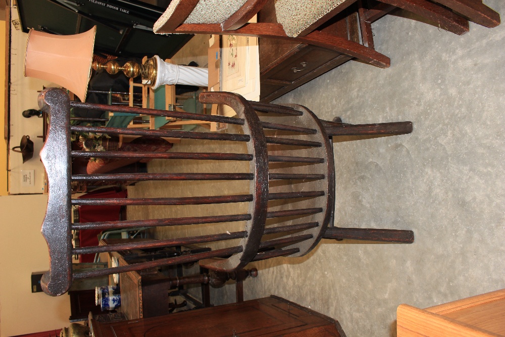 An antique comb back Windsor chair on cabriole legs - Image 5 of 9