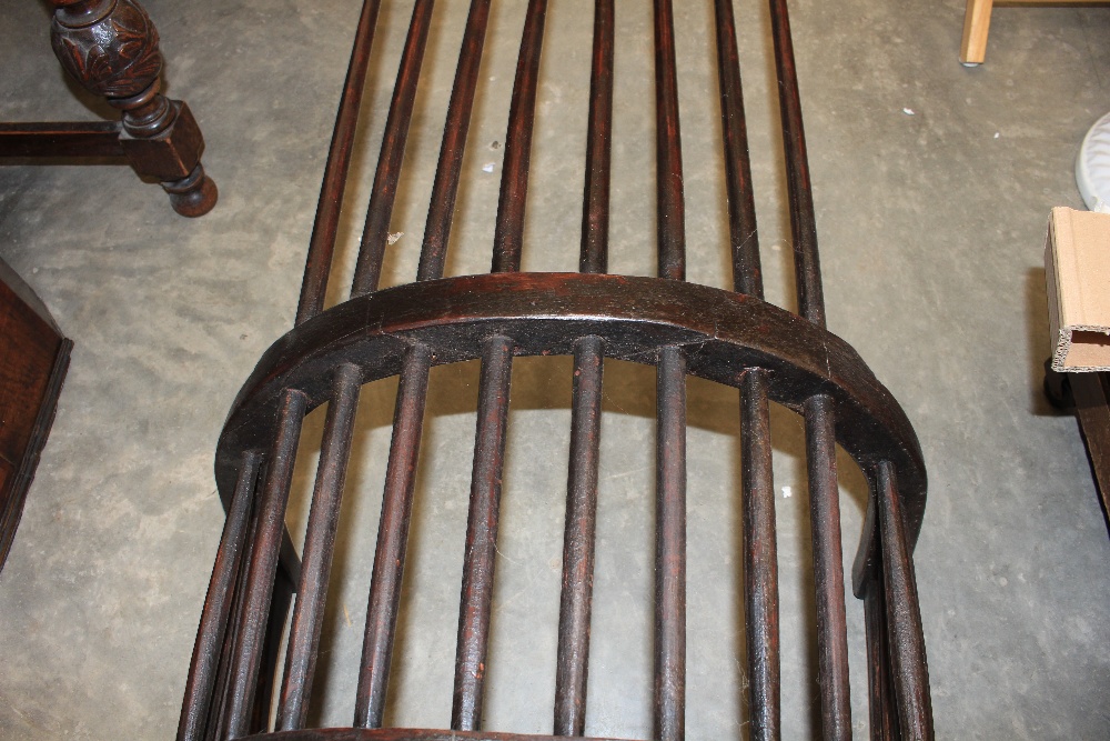 An antique comb back Windsor chair on cabriole legs - Image 9 of 9