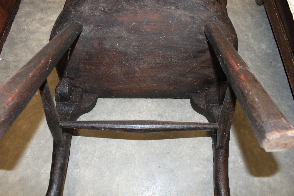 An antique comb back Windsor chair on cabriole legs - Image 7 of 9