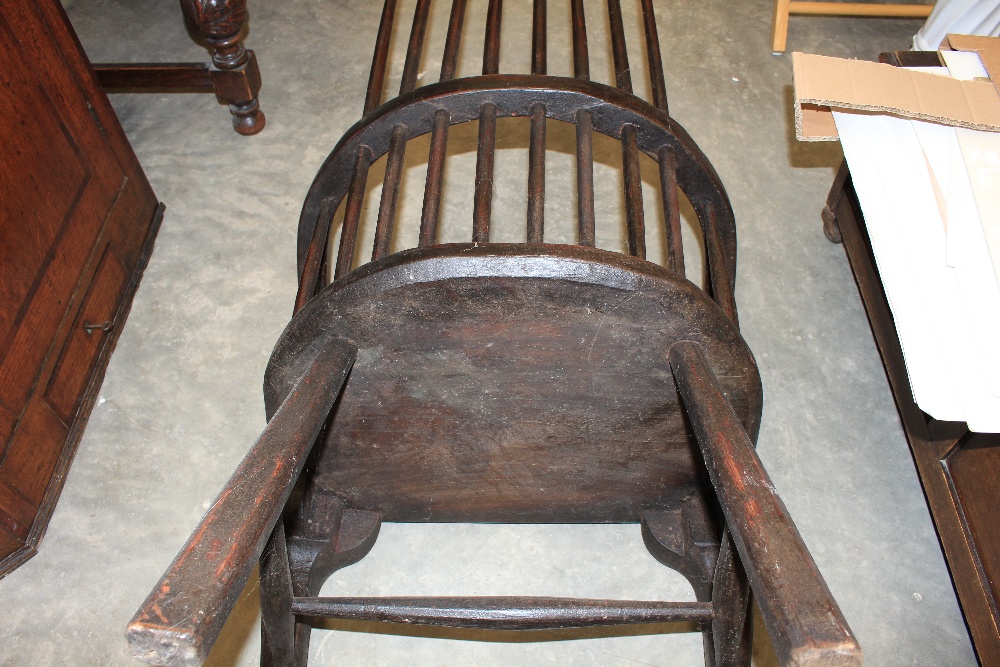 An antique comb back Windsor chair on cabriole legs - Image 8 of 9