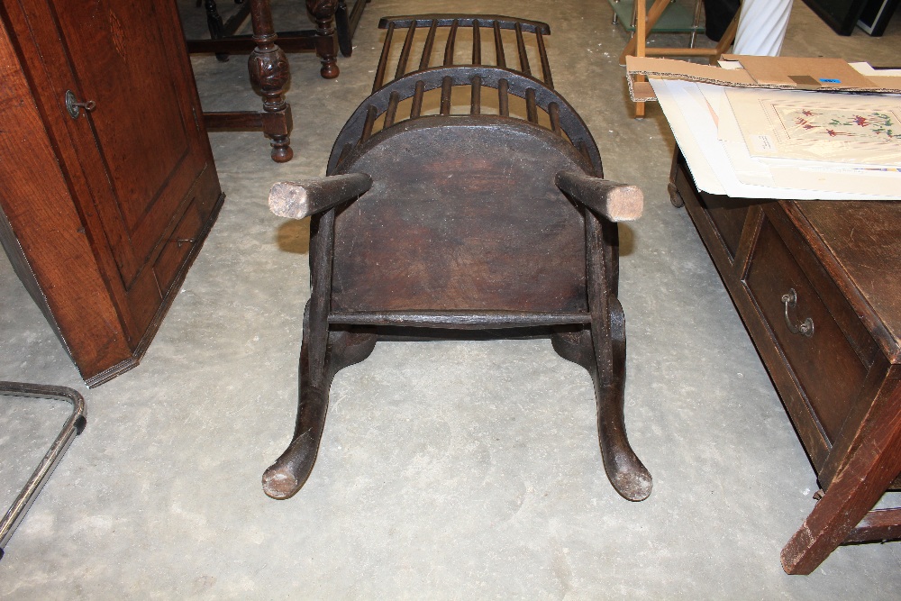 An antique comb back Windsor chair on cabriole legs - Image 6 of 9