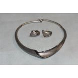 An Israeli modernist designer necklet and earrings suite. In silver marked 925