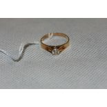 A white stone solitaire ring. In gold. Size L