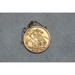 A gold sovereign 1913 in 9ct pendant mount