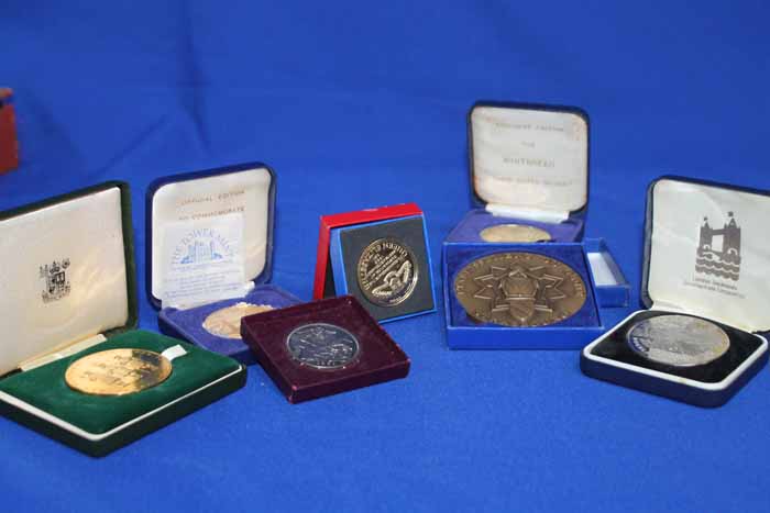 LOT OF COMMEMORATIVE COINS
including a Royal Mint 'Warden of the Tower of London,