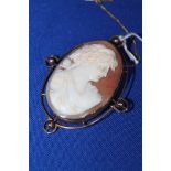 UPRIGHT OVAL CAMEO BROOCH IN A 9CT GOLD SURROUND