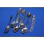 LOT OF SMALL ITEMS OF SILVER 
including teaspoons, other spoons,