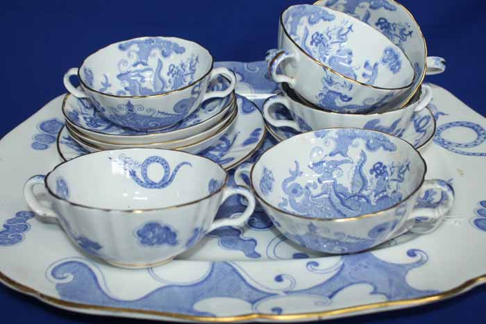 LARGE COLLECITON OF ROYAL WORCESTER BLUE AND WHITE DINNER CHINA including dinner plates,