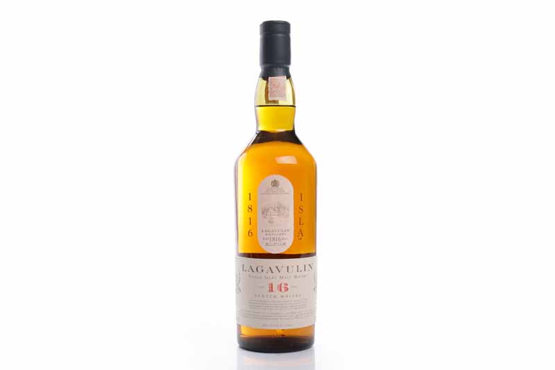 LAGAVULIN AGED 16 YEARS - WHITE HORSE DISTILLERS Islay Single Malt Scotch Whisky.