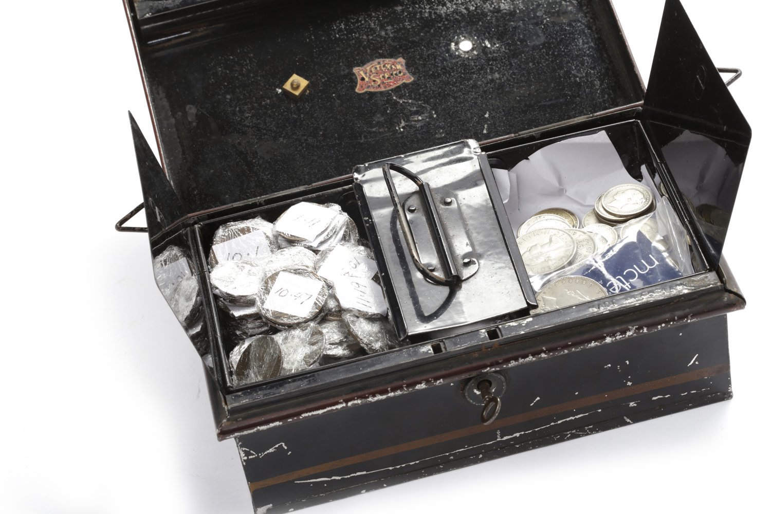 GROUP OF VARIOUS BRITISH AND OTHER COINS including silver examples,