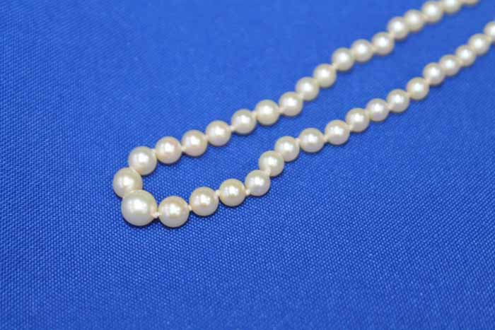 EARLY 20TH CENTURY GRADUATED PEARL NECKLACE the largest pearl 6.5mm, the smallest pearl 2.