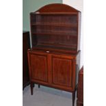 AN EDWARDIAN INLAID AND CROSS BANDED MAHOGANY OPEN BOOKCASE,
