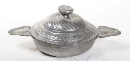 AN EARLY FRENCH PEWTER ECUELLE Á BOUILLON,