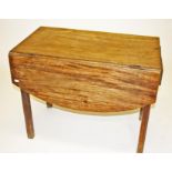 A GEORGE III PERIOD MAHOGANY DROP LEAF PEMBROKE TABLE, woth boat flaps flanking a frieze drawer,