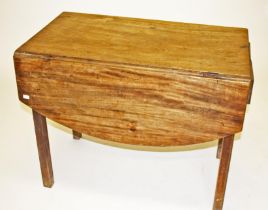 A GEORGE III PERIOD MAHOGANY DROP LEAF PEMBROKE TABLE, woth boat flaps flanking a frieze drawer,
