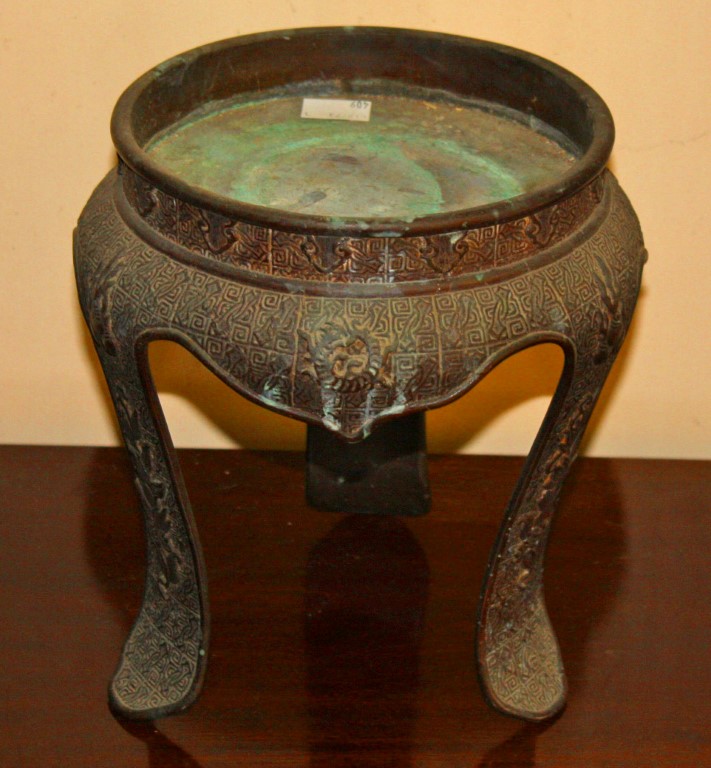 AN EARLY CHNESE BRONZE TABLE STAND, or jardiniere stand,