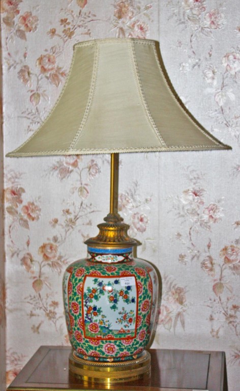 AN ATTRACTIVE FAMILLE ROSE STYLE CHINESE PORCELAIN BALUSTER SHAPED TABLE LAMP,