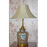 AN ATTRACTIVE FAMILLE ROSE STYLE CHINESE PORCELAIN BALUSTER SHAPED TABLE LAMP,