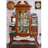 AN EDWARDIAN INLAID MAHOGANY AND SATINWOOD BANDED MARQUETRY DISPLAY CABINET,