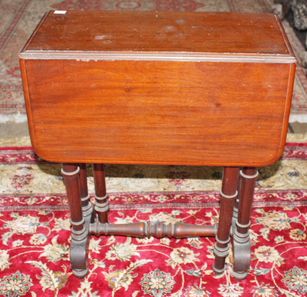 A VICTORIAN MAHOGANY DROP LEAF SUTHERLAND TABLE, with two D shaped flaps, on turned supports,