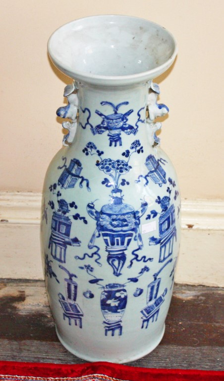 A LATE 19TH CENTURY CHINESE BLUE AND WHITE VASE, with double temple lion handles,