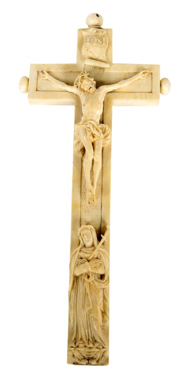 AN EARLY CONTINENTAL CARVED IVORY CRUCIFIX, with concealed reliquary,