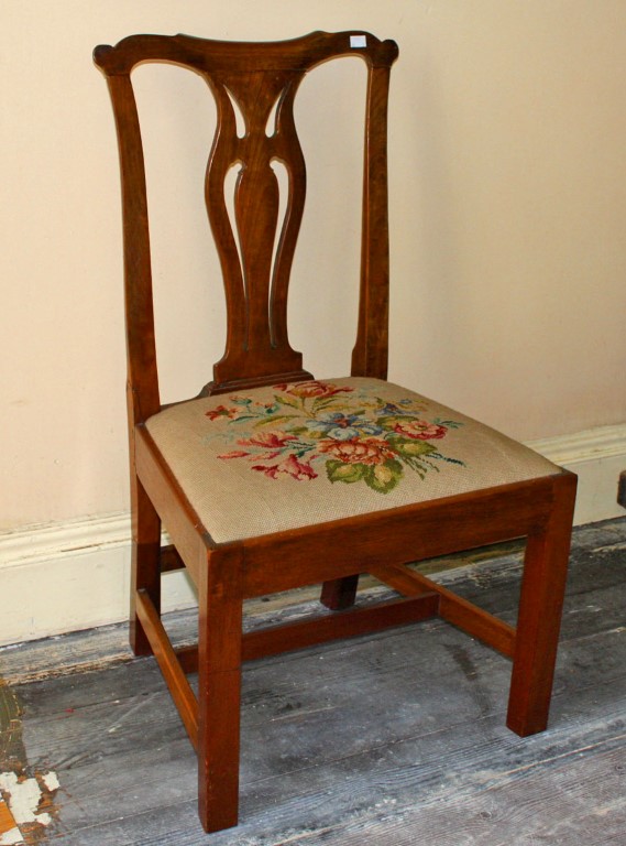 A PAIR OF 18TH CENTURY PROVINCIAL ELM AND YEW DINING CHAIRS,