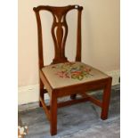 A PAIR OF 18TH CENTURY PROVINCIAL ELM AND YEW DINING CHAIRS,