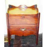 A GEORGE III PERIOD INLAID MAHOGANY TRAY TOP BEDSIDE COMMODE,