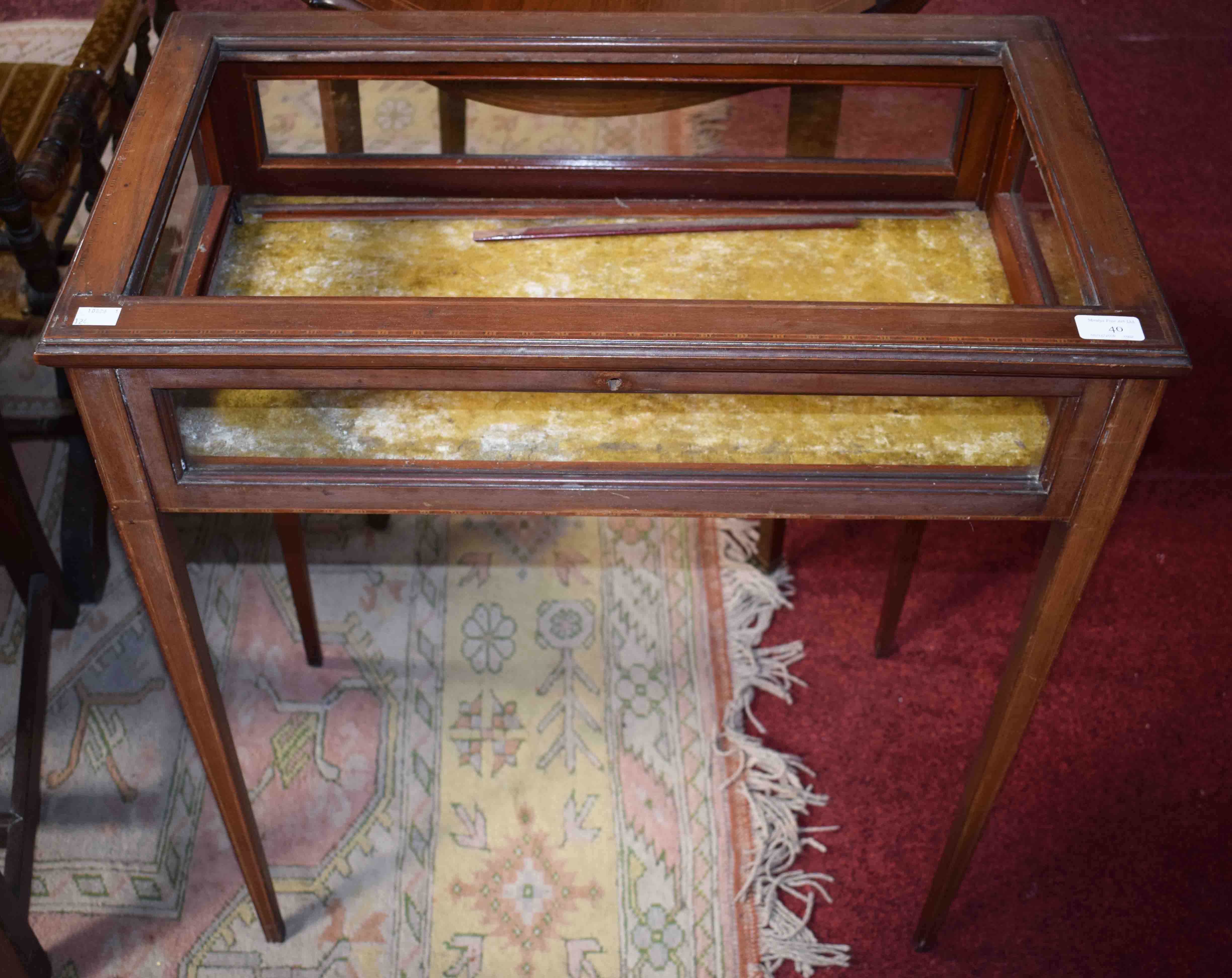 AN EDWARDIAN INLAID MAHOGANY BIJOUTERIE TABLE, the hinged top lacking its glass plate,
