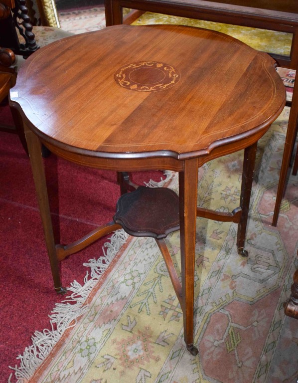 AN EDWARDIAN MAHOGANY AND MARQUETRY INLAID CENTRE TABLE, with circular serpentine shaped top,