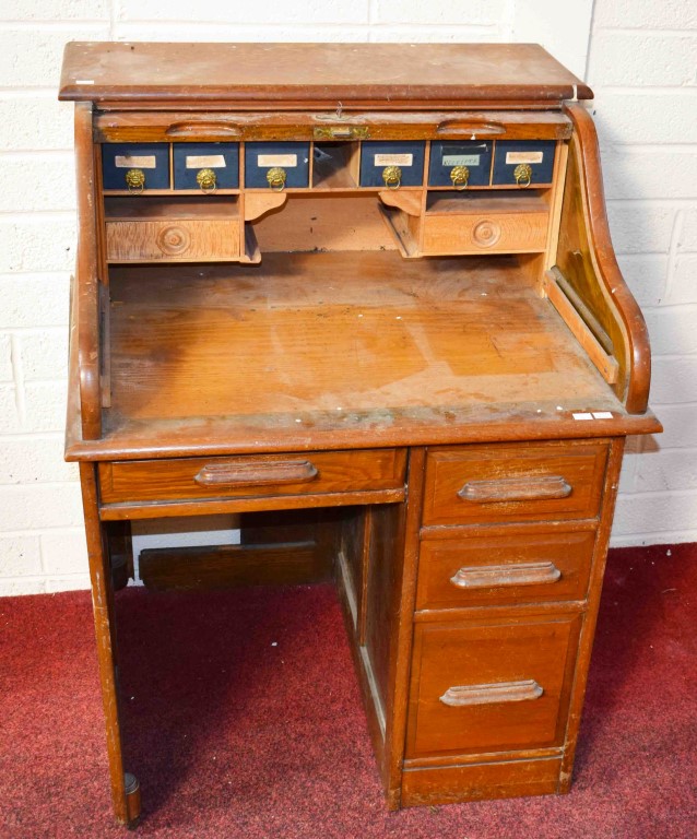 AN OAK ROLL TOP SINGLE PEDESTAL DESK,