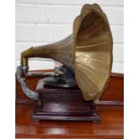 AN EDWARDIAN STYLE BRASS HORN GRAMOPHONE.