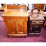 AN EDWARDIAN WALNUT BEDSIDE PEDESTAL DRAWER AND CUPBOARD, on cabriole legs, 15" (39cms)w,