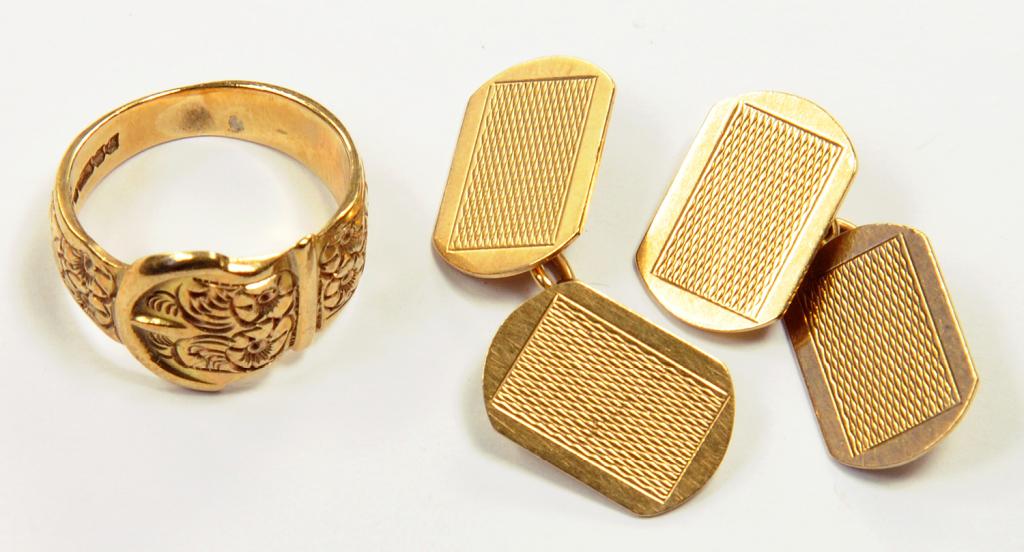 A PAIR OF 9CT GOLD CUFFLINKS, CHESTER 1935 AND A 9CT GOLD BUCKLE RING, 9.9G