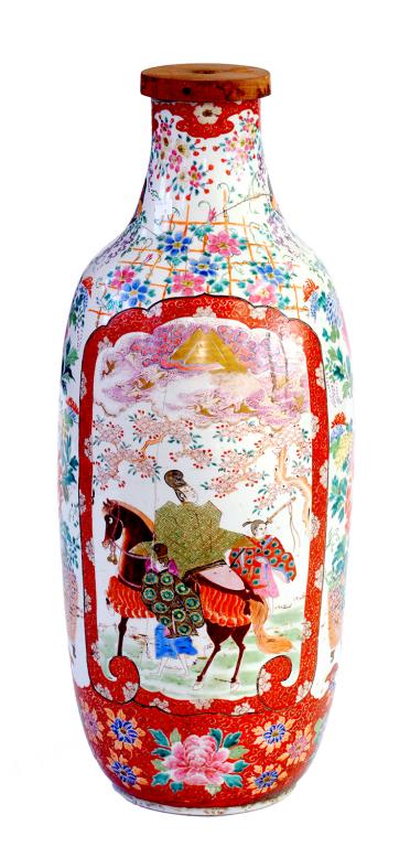 A JAPANESE PORCELAIN SHOULDERED OVIFORM VASE, DECORATED WITH PANELS OF FIGURES AND FOLIAGE BETWEEN