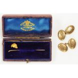 A PAIR OF 9CT GOLD CUFFLINKS AND A GOLD STICKPIN WITH NUGGET TERMINAL (DETACHED) 6.8G