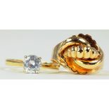 A WHITE STONE SOLITAIRE RING IN 18CT GOLD, SIZE P AND A GOLD KNOT RING MARKED 750, 10G GROSS