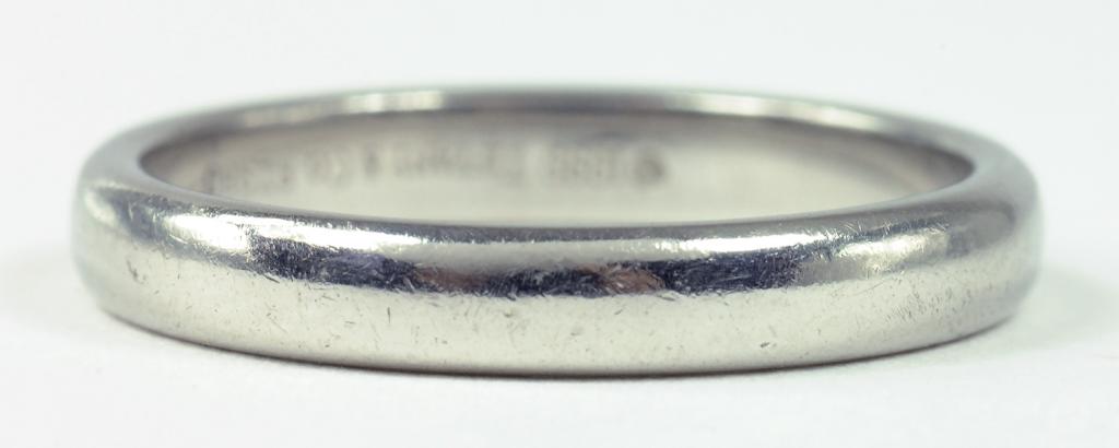 A TIFFANY & CO PLATINUM WEDDING RING, SIZE M, 4.8G