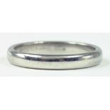 A TIFFANY & CO PLATINUM WEDDING RING, SIZE M, 4.8G