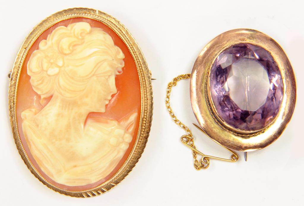 AN AMETHYST BROOCH IN GOLD AND A CAMEO BROOCH WITH 9CT GOLD MOUNT