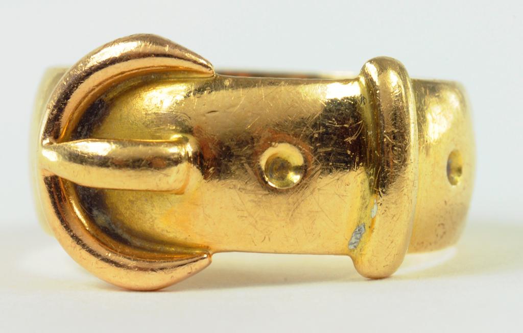 AN 18CT GOLD BUCKLE RING, LONDON 1915, SIZE M, 8.2G