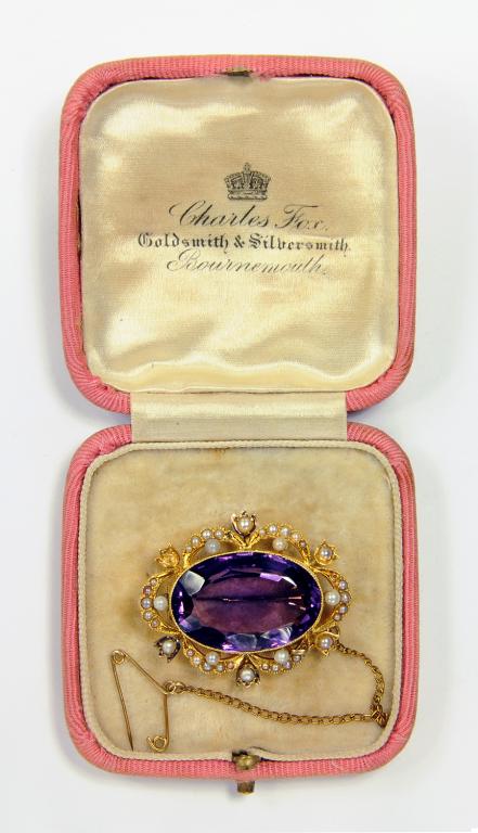 A BELLE EPOQUE AMETHYST, SPLIT PEARL, CULTURED PEARL AND GOLD BROOCH, MARKED 15CT, CASE SIGNED FOR