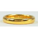 A 22CT GOLD WEDDING RING, SIZE S, 7.5G