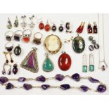 A QUANTITY OF SILVER JEWELLERY SET WITH AMETHYSTS, CONELIANS AND OTHER SEMI PRECIOUS STONES AND A