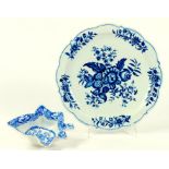 A WORCESTER BLUE AND WHITE PINE CONE PATTERN PLATE, 21CM DIAM, HATCHED CRESCENT, CIRCA 1780 AND A