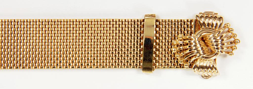 A GOLD STRAP BRACELET AND CLASP, MARKS RUBBED, MID 20TH C, 62G - Image 2 of 2