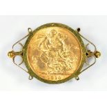 GOLD COIN. SOVEREIGN 1910 MOUNTED IN A GOLD BROOCH, 11.5G