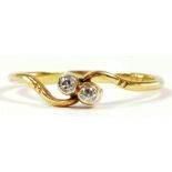 A DIAMOND CROSSOVER RING IN GOLD, MARKED 18CT PLAT, 1.9G GROSS